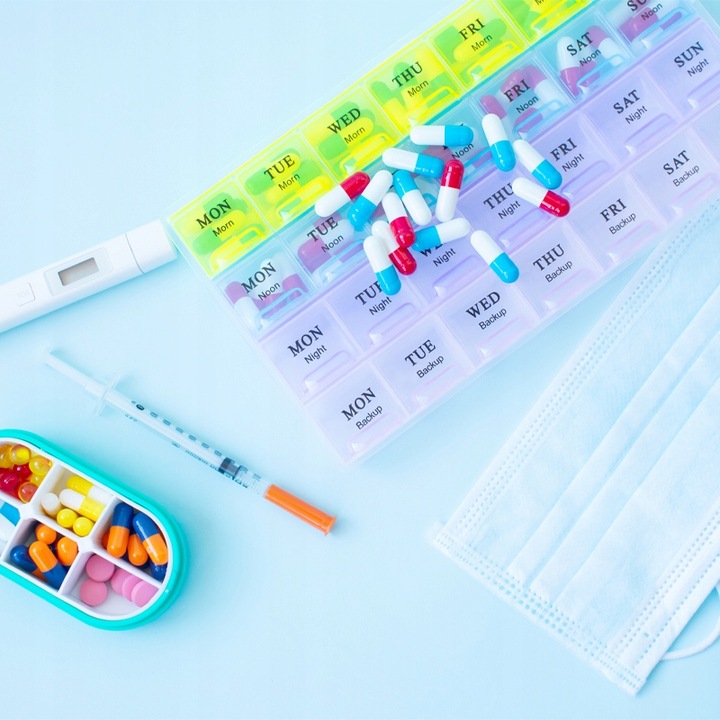 Keturių skyrių savaitinė vaistų dėžutė