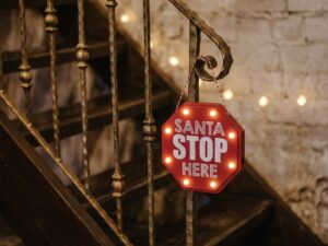 Pakabinama šventinė dekoracija "Santa Stop Here"