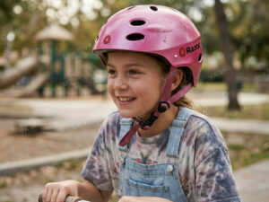 Vaikiškas apsauginis šalmas „Razor - Pink“ 8-14 metų