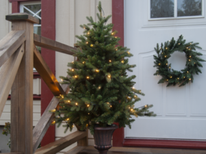 Dirbtinė eglutė vazonėlyje su LED apšvietimu „Byske“ 120cm