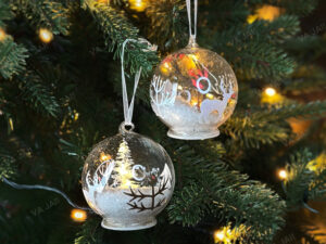 Stikliunių eglutės žaisliukų komplektas su LED apšvietimų „Woozy“