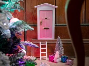 Kalėdinio elfo medinės durelės su aksesuarais „Pinky“