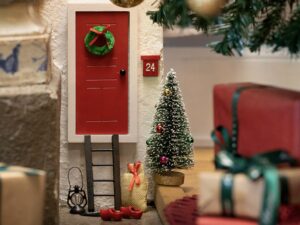 Kalėdinio elfo medinės durelės su aksesuarais „Classic“