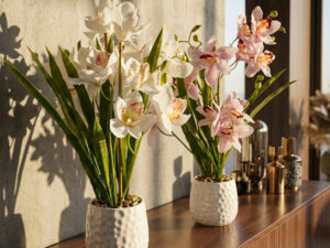 Dirbtinė orchidėja keraminiame vazonėlyje