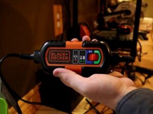 Black + Decker akumuliatoriaus pakrovėjas