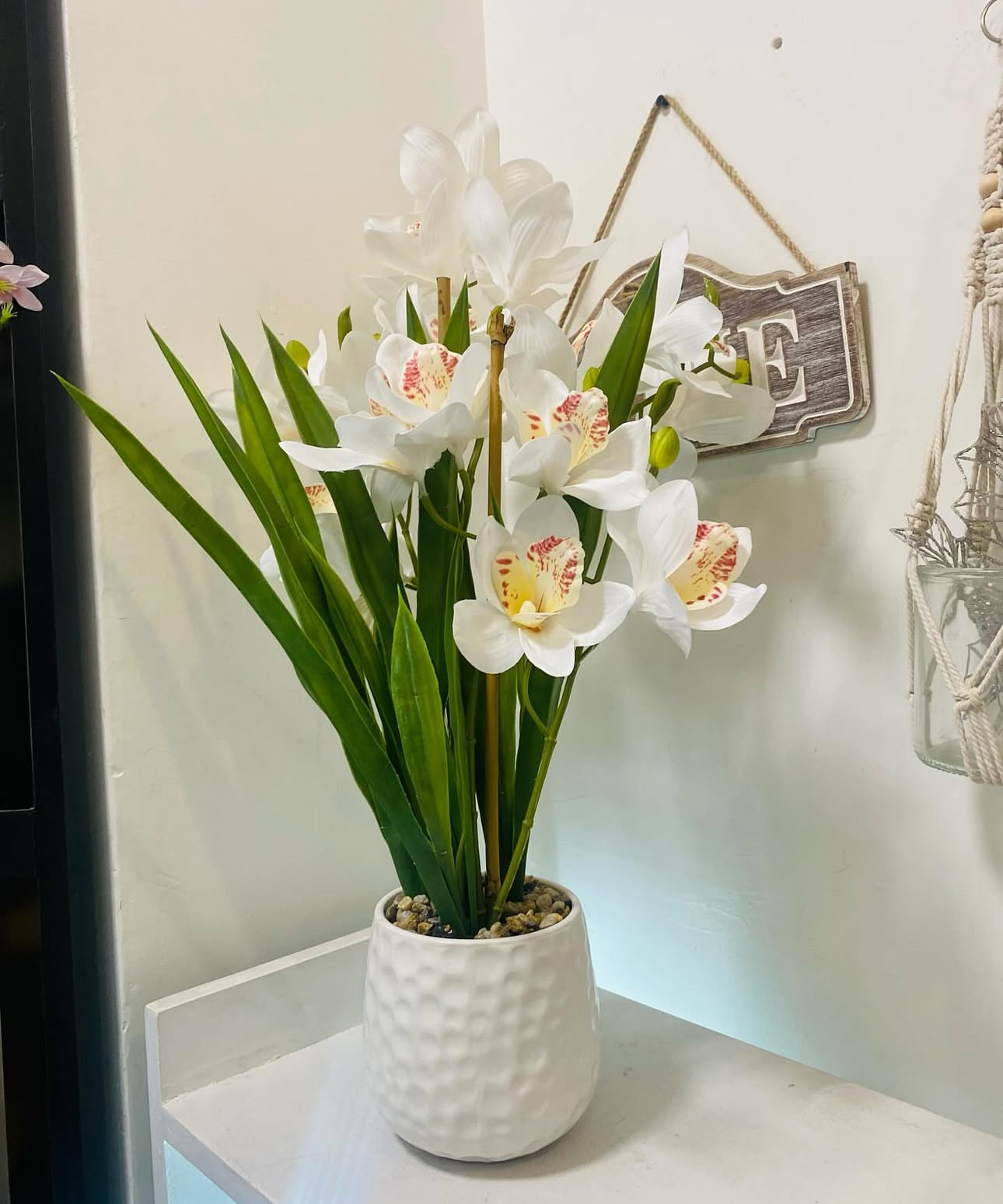 Dirbtinė orchidėja keraminiame vazonėlyje - Image 4